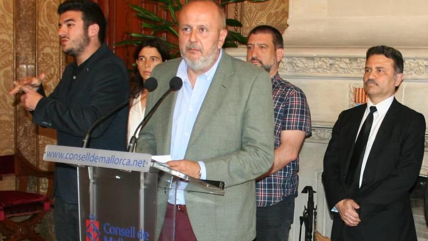 El presidente del Consell y, a la dcha., el cónsul Freddy Arellano.