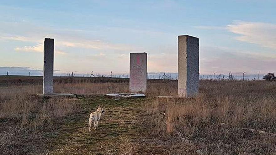 Monumento de &quot;las tres calzadas&quot; y &quot;brocal de las promesas&quot; que ha sido objeto de pintadas y presenta desperfectos.