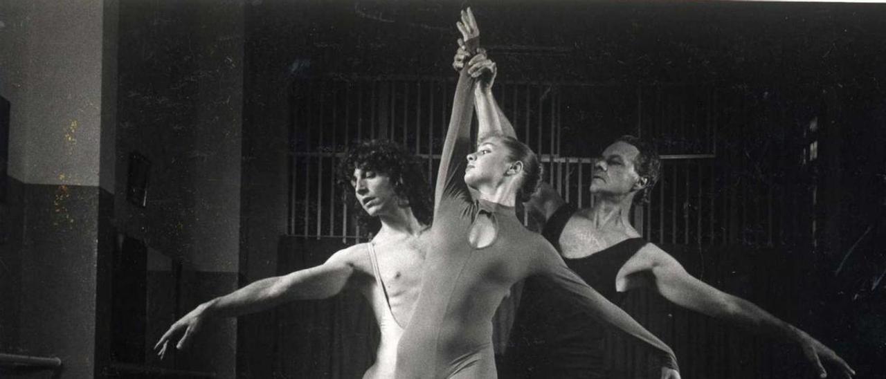 Miguel Montañez, Gelu Barbu y Wendy Artiles en una imagen de 1992. durante el ensayo de ‘Doramas’.