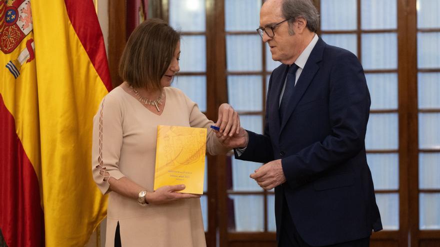 El Defensor del Pueblo, Ángel Gabilondo, ha entregado el Informe Anual de 2023 a la presidenta del Congreso, Francina Armengol, en el Salón de Pasos Perdidos, a 22 de marzo de 2024, en Madrid (España).