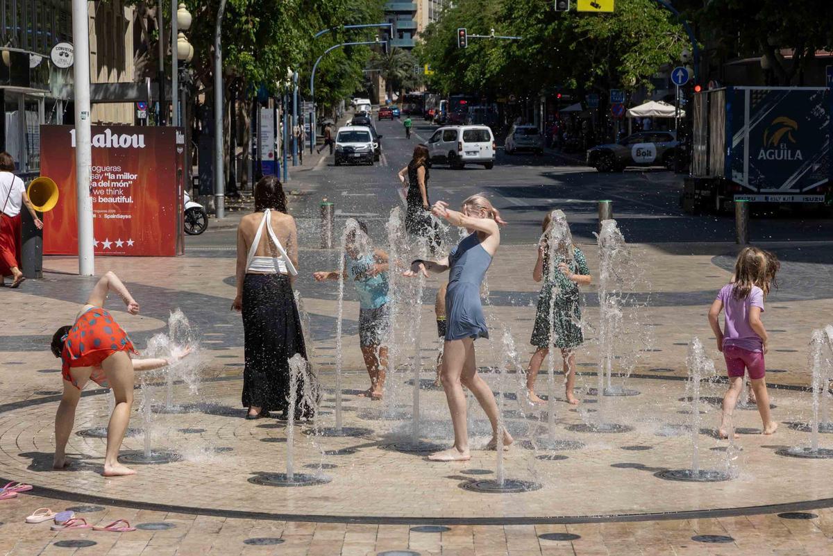 Así se refugia Alicante del calor tras superar los 40 grados en plena ola extrema Así se refugia Alicante del calor tras superar los 40 grados en plena ola extrema