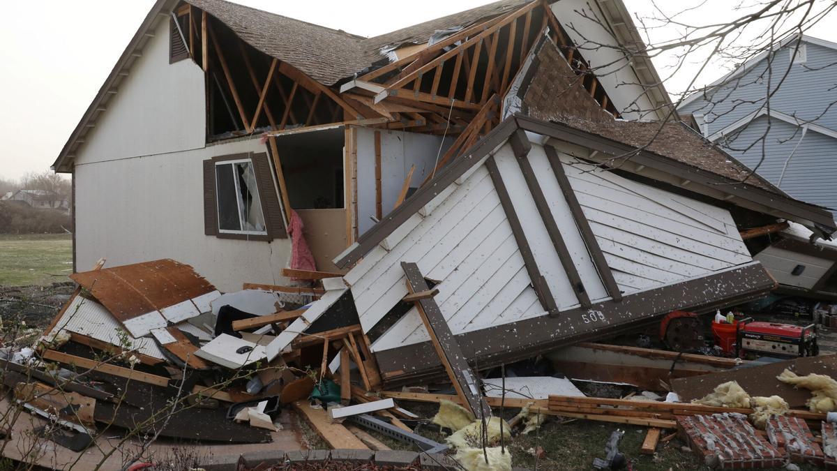 Escombros alrededor de una casa dañada la mañana después de que un tornado tocara tierra en Florissant, Misuri, EEUU.