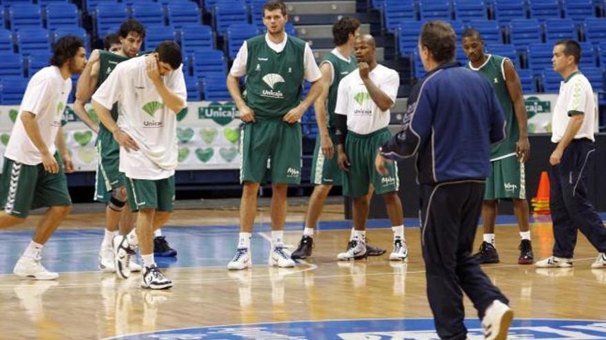 Los jugadores, con Aíto de espaldas, en un entrenamiento en el Martín Carpena.