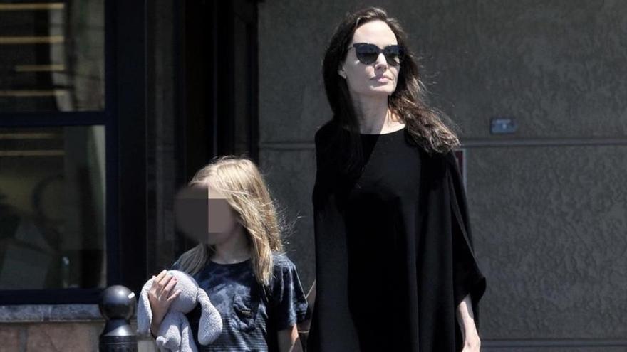 Angelina Jolie pasea junto a su hija Vivienne por el barrio en el que vive Brad Pitt
