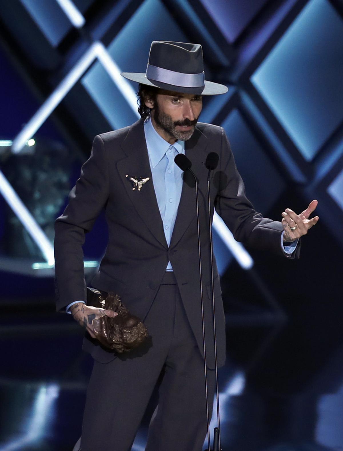 El m�sico y cantante Leiva tras recibir el premio a Mejor canci�n original por el tema Sinti�ndolo Mucho    Vidal.jpg