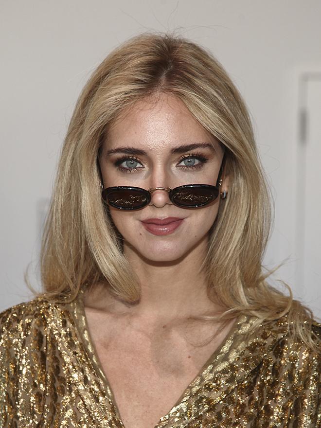 Chiara Ferragni presumiendo de gafas de sol mini