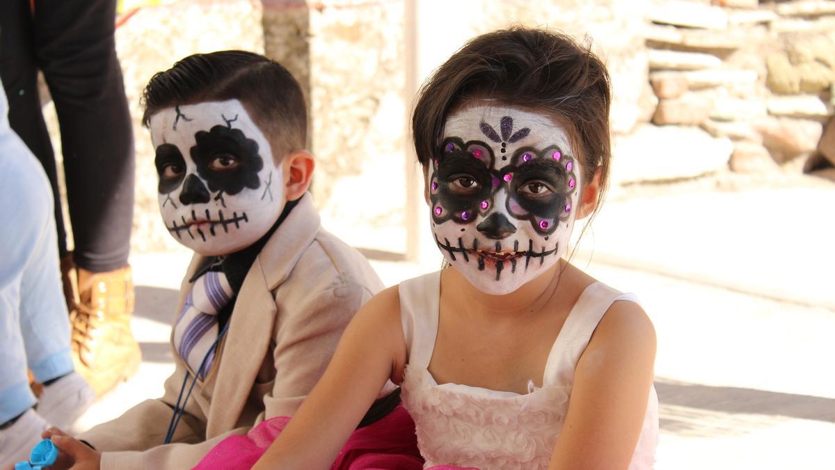 Dos niños disfrazados para Halloween