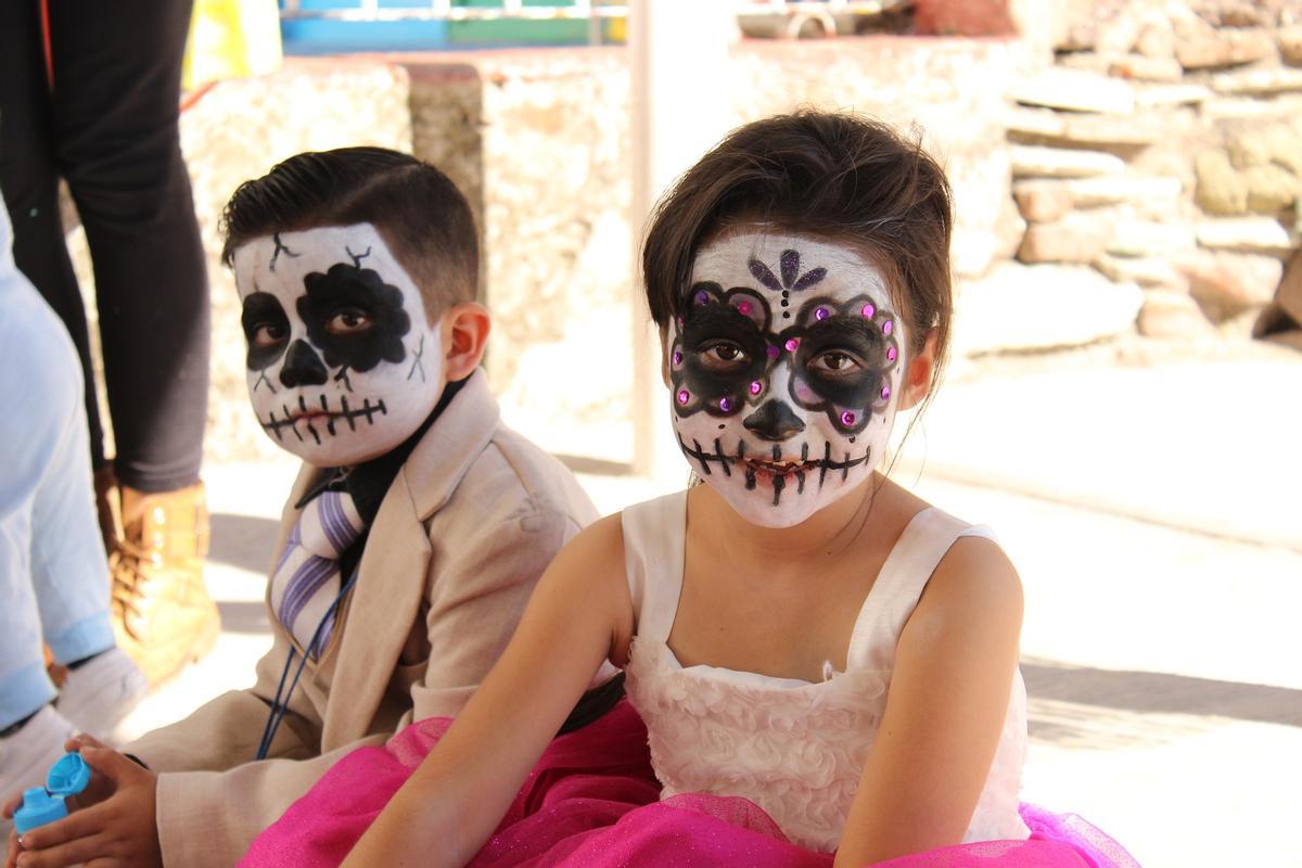 Dos niños disfrazados para Halloween