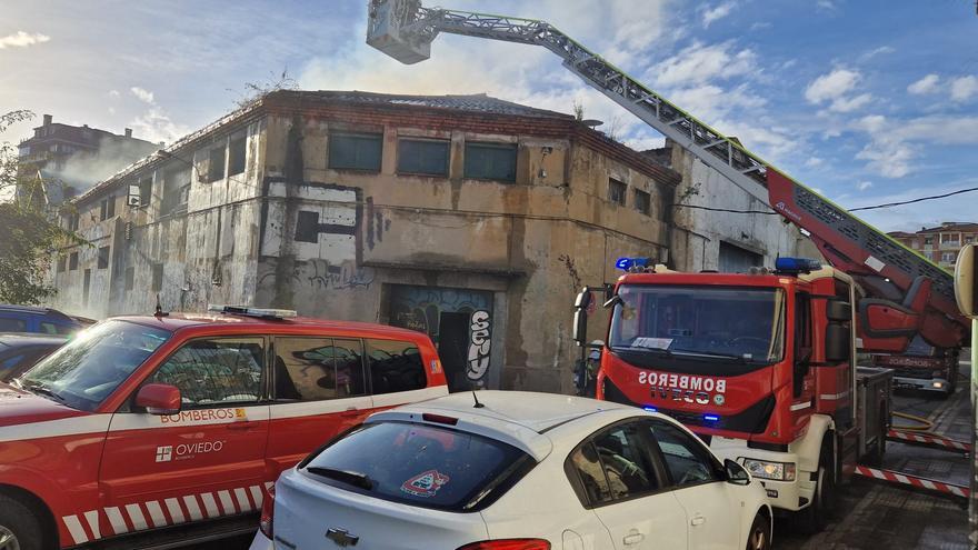 Alarma en Ciudad Naranco por un nuevo incendio en las naves de okupas de Almacenes Industriales