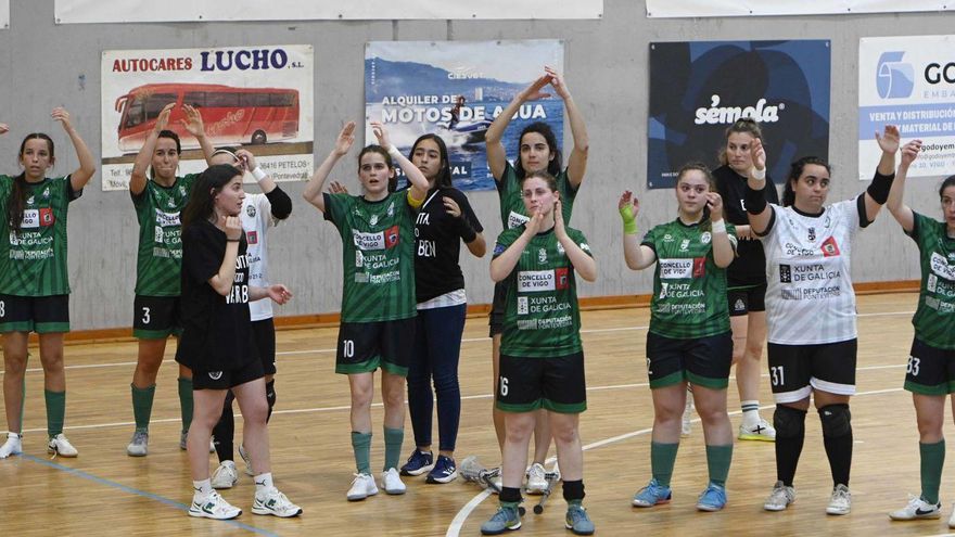 Las jugadoras del Bembrive aplauden a la afición tras caer ayer eliminadas por el Chiloeche. | Pablo H. Gamarra