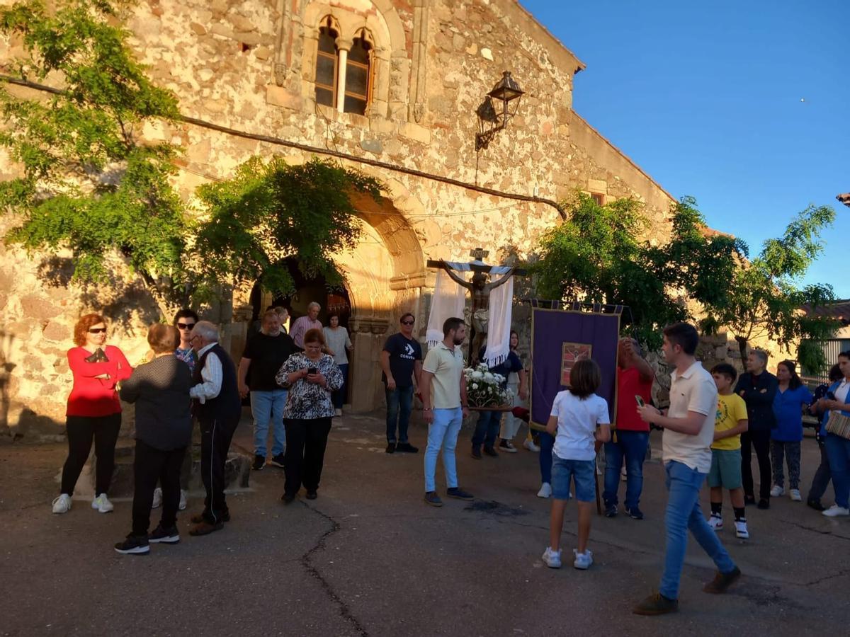 El pueblo cacereño de Abertura saca al Cristo en procesión para que llueva