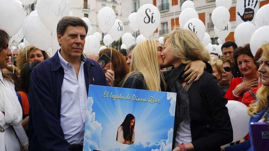 Los padres y la hermana de Diana Quer, con la foto de su hija, en la manifestación de ayer en Madrid.