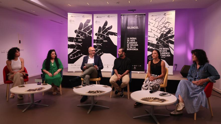 El diputado de Cultura, Manuel López Mestanza, ha mantenido un encuentro con medios de comunicación y artistas de Málaga que participan en la Bienal de Arte Flamenco