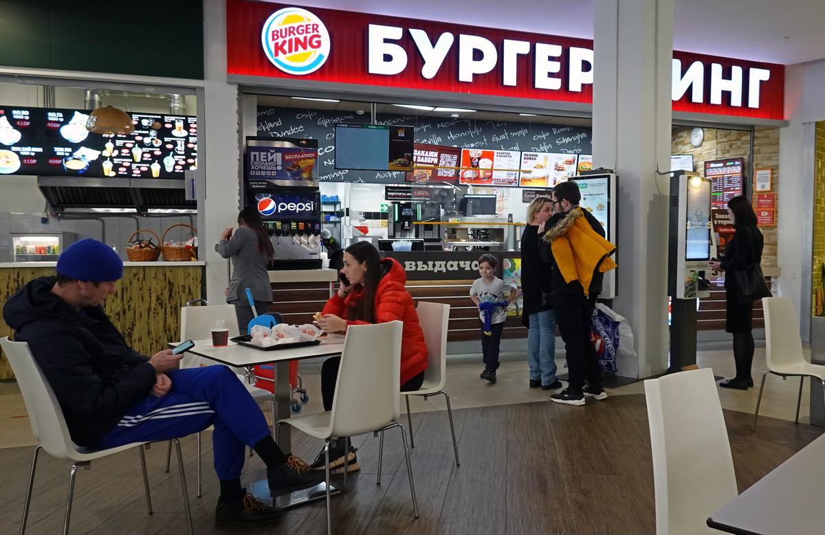 Restaurante Burger King en un centro comercial de en Moscú. Como resultado de las sanciones impuestas por Occidente a Rusia, varias marcas como McDonalds, Ikea, Louis Vuitton, Chanel, Prada, Gucci, Dior, Apple, Master Card Visa y otras, han anunciado la suspensión o limitación de su negocio en Rusia.