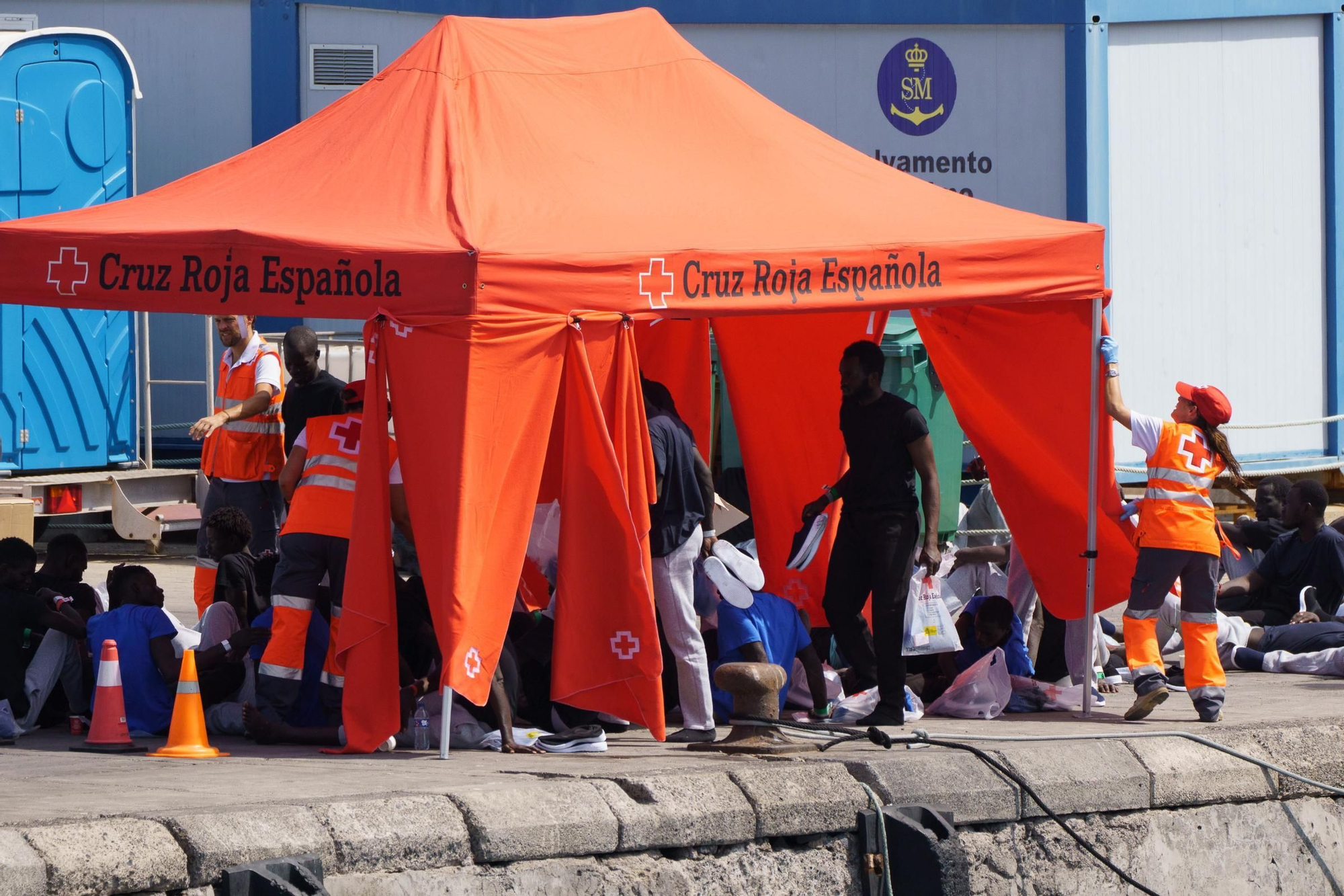 A cayuco arrives this Sunday in Tenerife with 65 people, one of them deceased