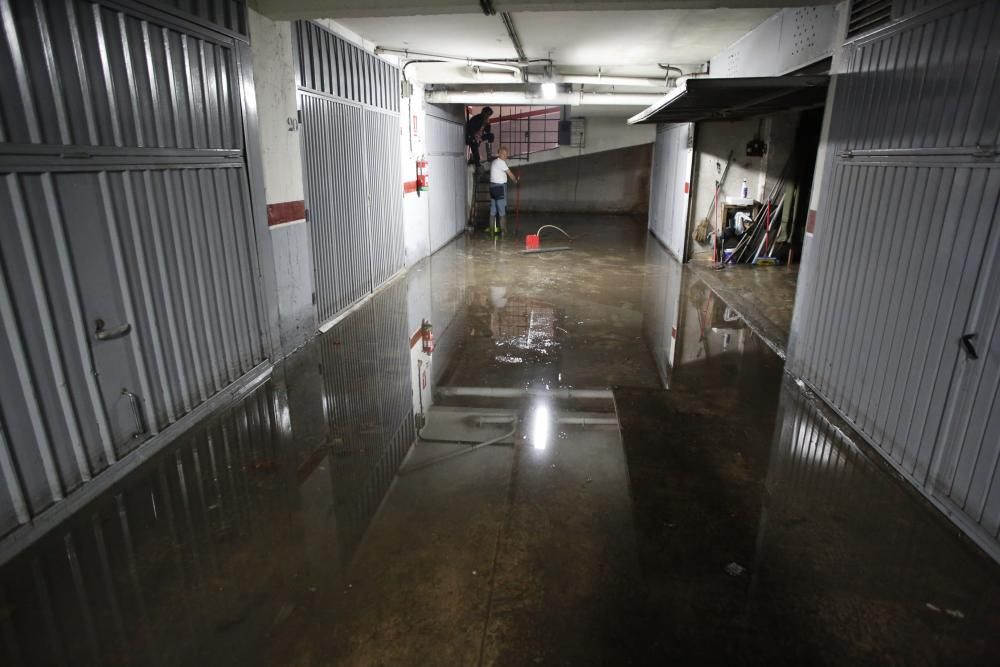 Trabajos de limpieza en la calle Llano Ponte de Avilés tras las inundaciones