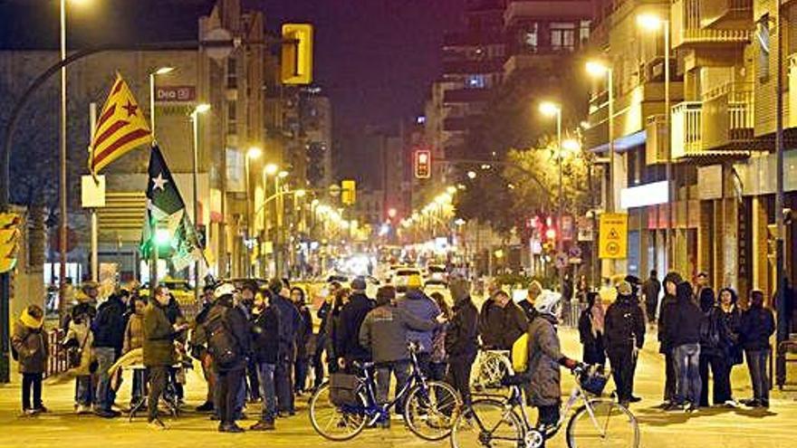 Un dels darrers talls de trànsit a la cruïlla gironina.