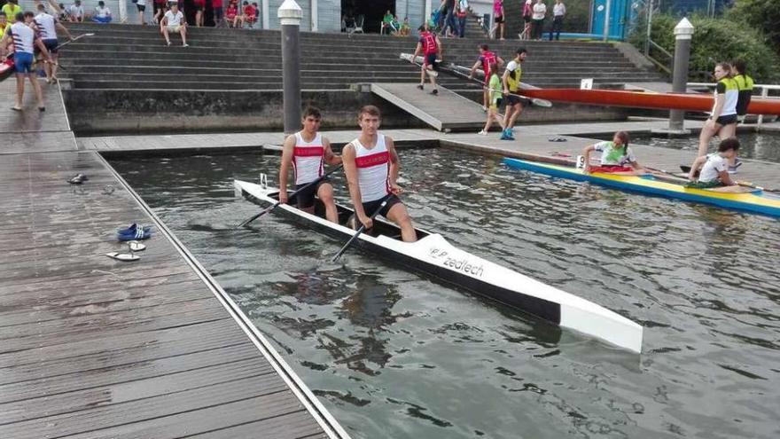 David Barreiro y Pablo Graña en el C-2 del Real Club Náutico Rodeira.