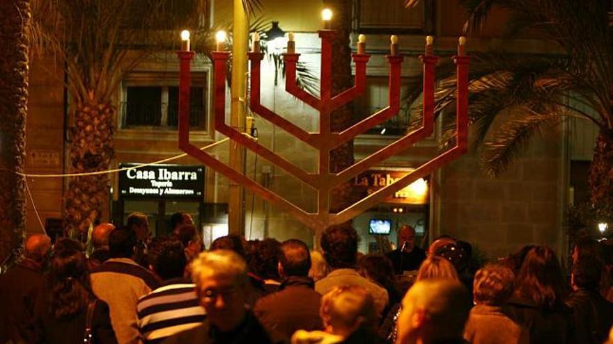 Candelabro encendido ayer por la comunidad judía de Alicante con motivo de la festividad de la Janucá