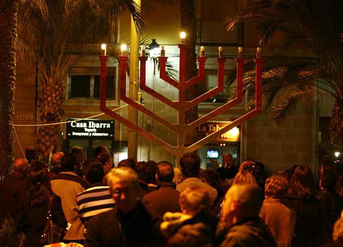 Candelabro encendido ayer por la comunidad judía de Alicante con motivo de la festividad de la Janucá