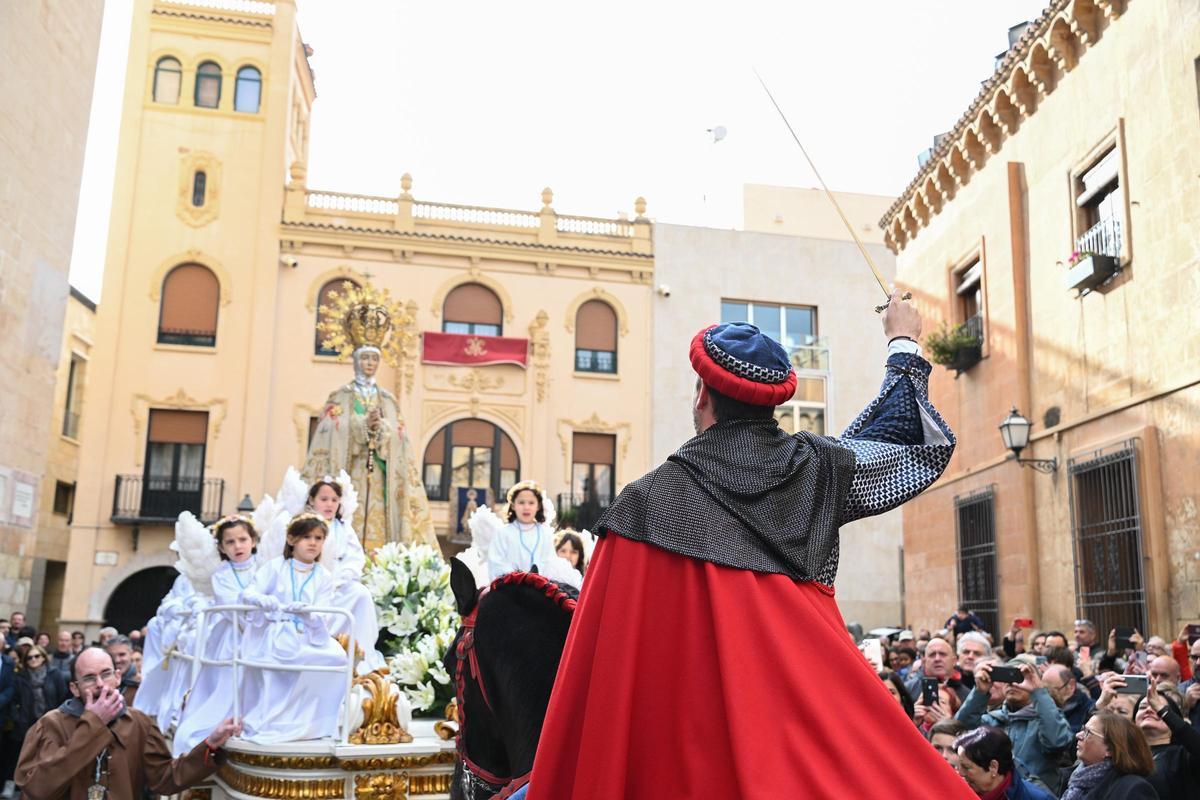 La procesión de la patrona de Elche en el 'Trono dels Angelets', en imágenes