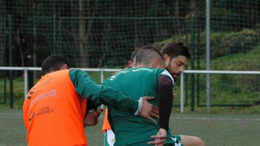 Camochu protege el balón durante el entrenamiento de ayer. // R.R.