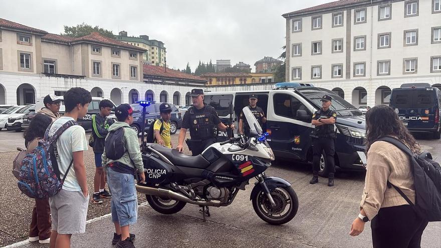Jóvenes gitanos conocen de cerca la labor de la Policía Nacional en Buenavista