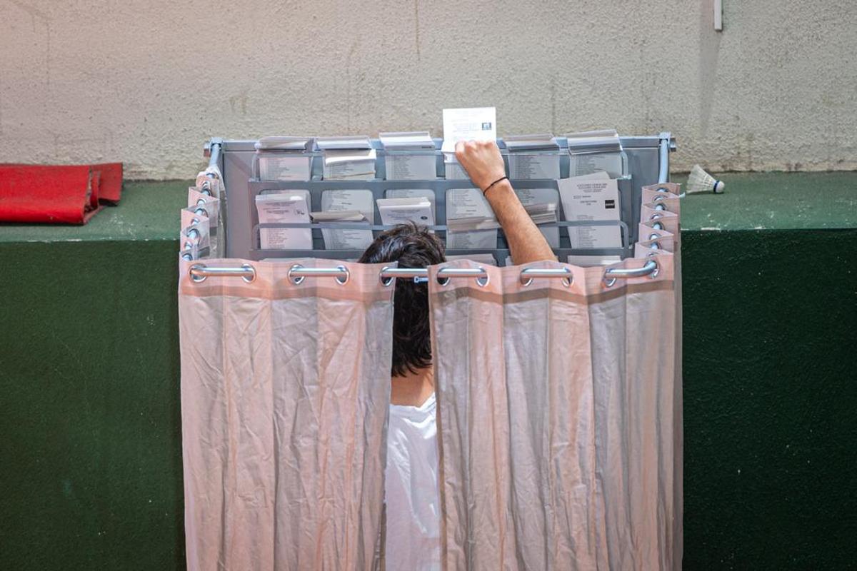 Votaciones en la escuela Grèvol de Barcelona, en el barrio del Front Marítim.