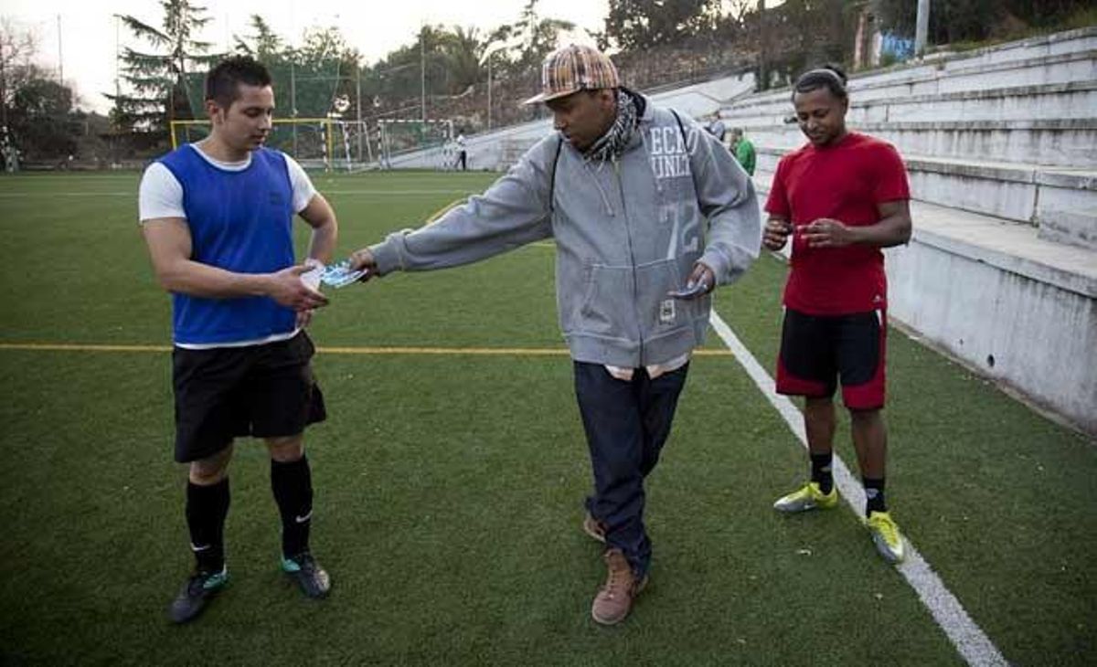 Riffo repartint invitacions en el torneig de futbol.