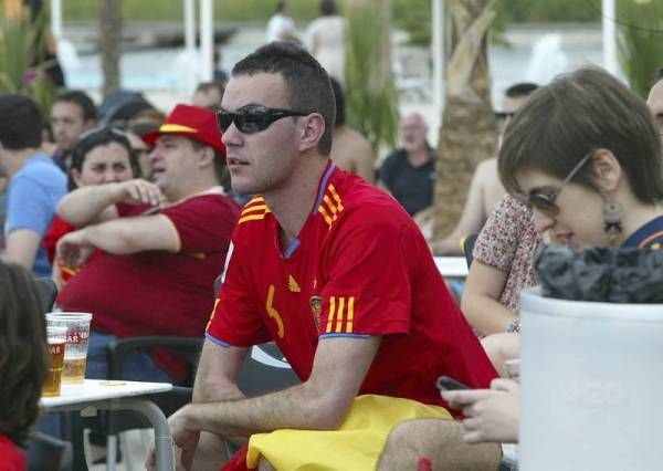 La afición zaragozana apoya a España en su debut en Las Playas