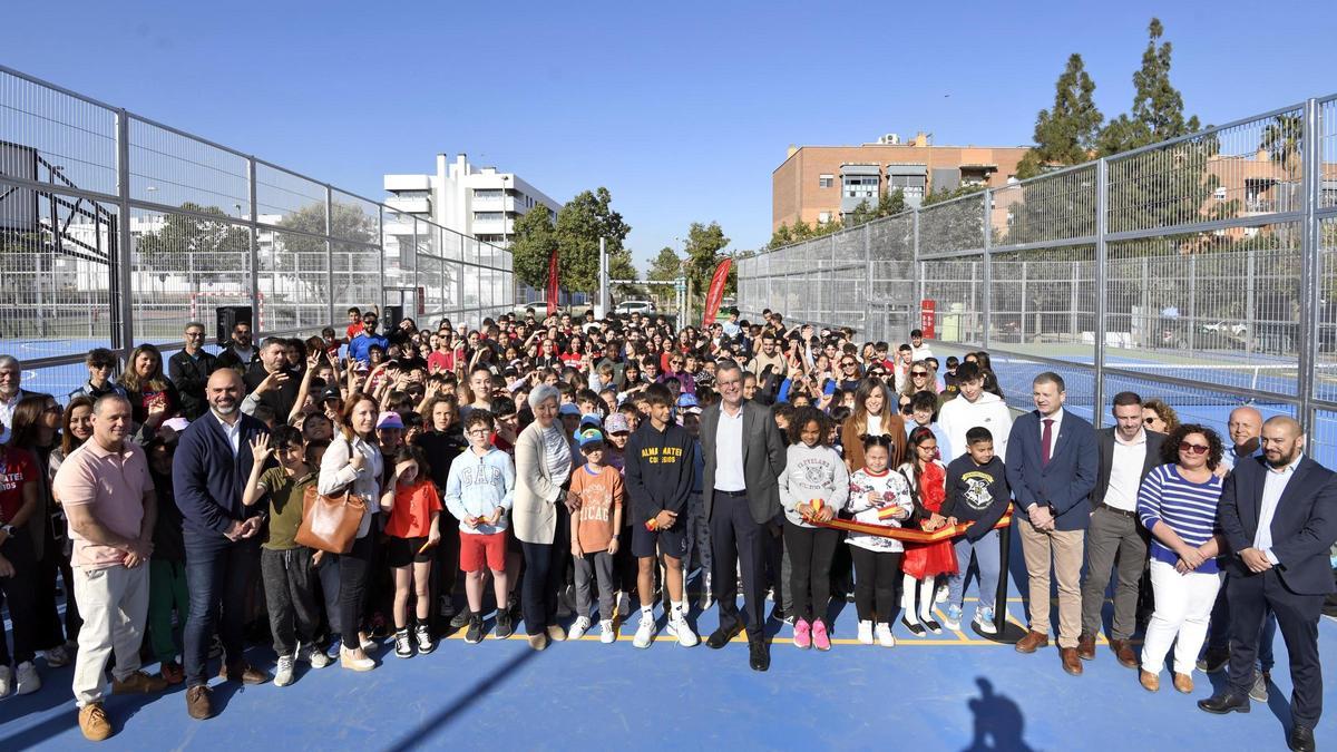 Más de 300 alumnos de centros educativos de El Palmar, en la inauguración de la instalación deportiva.