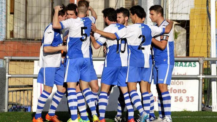 Los jugadores del Tuilla celebran un tanto frente al Oviedo B.