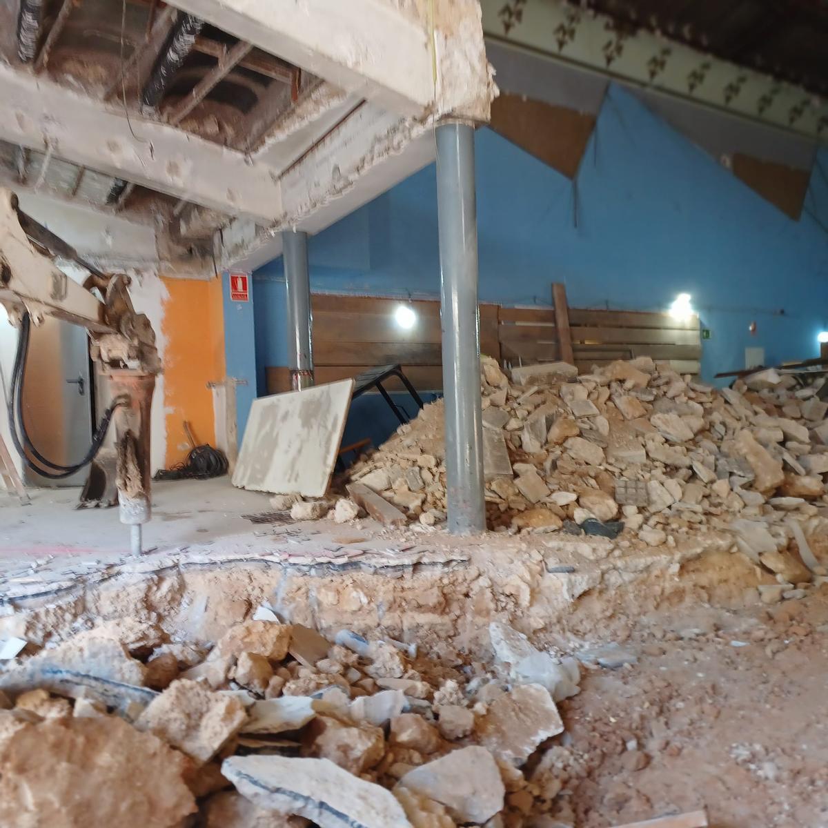 La excavadora está vaciando el interior del antiguo cine