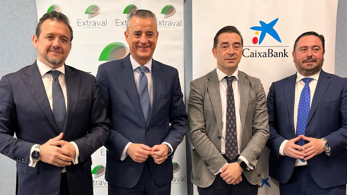 Los responsables de Caixabank y Extraval después de la firma del convenio.