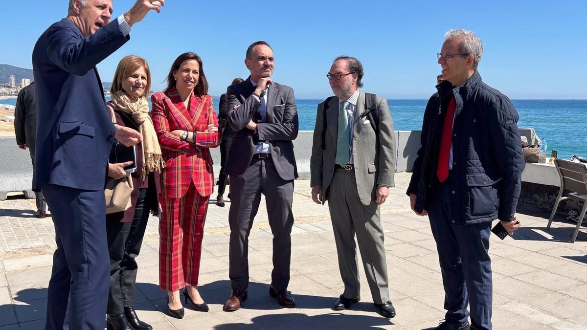 La alcaldesa de Zaragoza, Natalia Chueca, junto a regidores de varias ciudades, atiende a las explicaciones del alcalde de Badalona, Xabier García Albiol,anfitrión de la reunión de la FEMP en la que se ha reclamado financiación justa para los consistorios