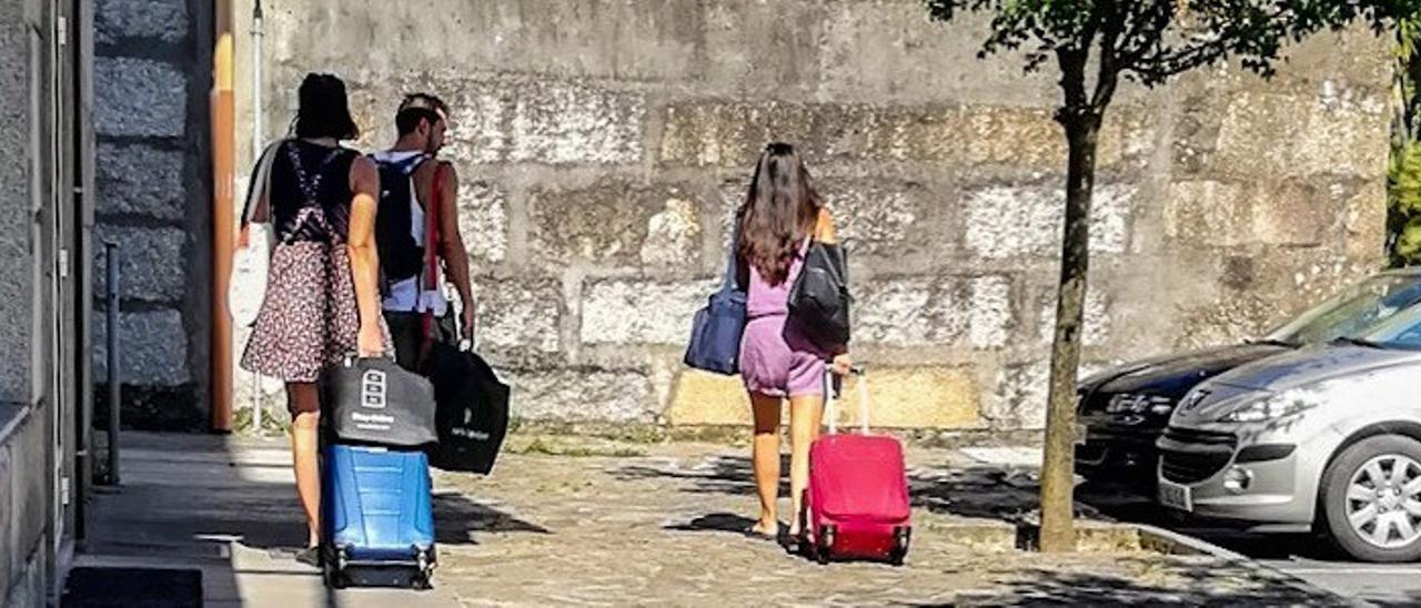 Turistas con maletas en Vilagarcía de Arousa, en una imagen de archivo.