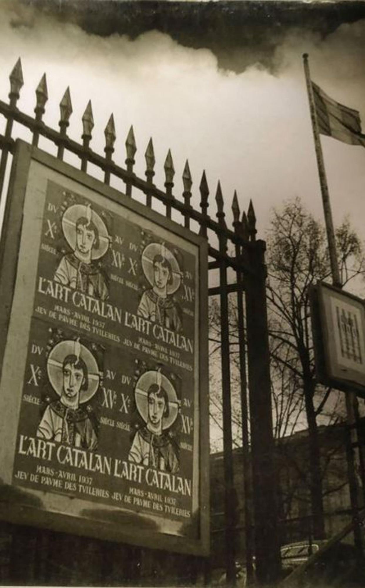 Cartells de la mostra a l’exterior del Jeu de Paume de París.