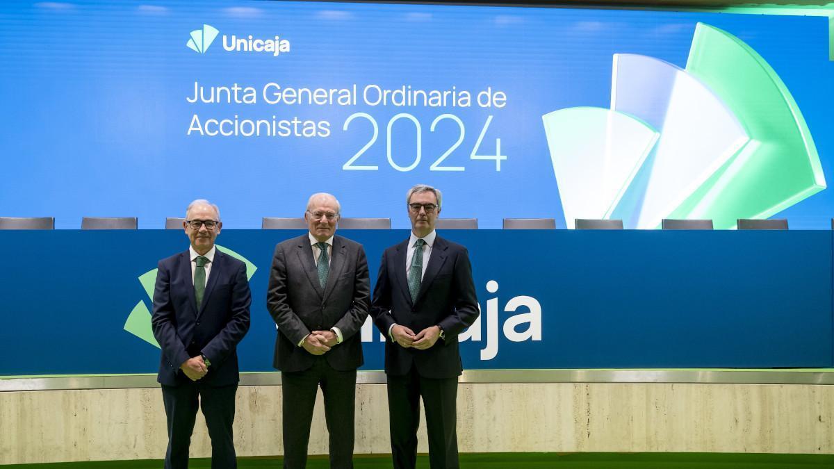 De izquierda a derecha, el CEO, Isidro Rubiales; el hasta ahora presidente no ejecutivo, Manuel Azuaga; y el nuevo presidente no ejecutivo, José Sevilla.