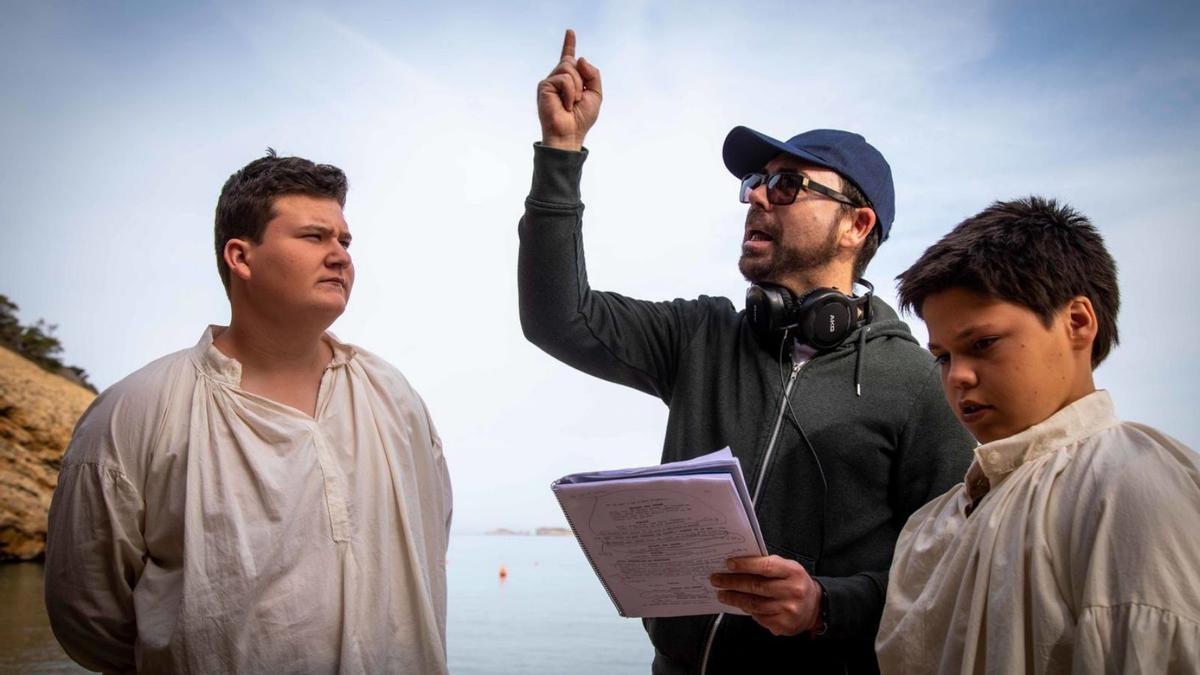 Héctor Escandell da instrucciones a Miquel Montoro en el rodaje de ‘Es Gegant des Vedrà’. | PAUXA FILMS