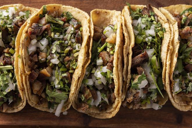 Comer tacos en un puesto callejero mexicano es sumamente económico