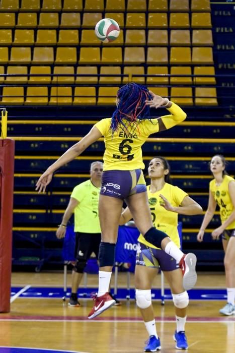 25-02-20 DEPORTES. CENTRO INSULAR DE LOS DEPORTES. LAS PALMAS DE GRAN CANARIA. Entrenamiento y foto de grupo del equipo femenino de volleyball IBSA 7 Palmas.    Fotos: Juan Castro.  | 25/02/2020 | Fotógrafo: Juan Carlos Castro