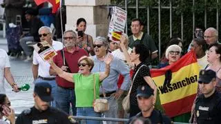 Un amplio dispositivo policial aleja a los manifestantes del juzgado en el que está citada Begoña Gómez