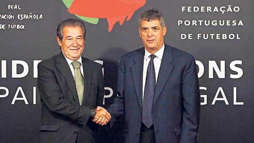 Villar, a la derecha, junto al presidente de la Federación Portuguesa, Gilberto Madail.