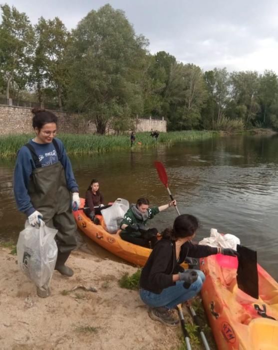 Fridays For Future Girona neteja el Ter i l'Onyar a tres dies de les eleccions