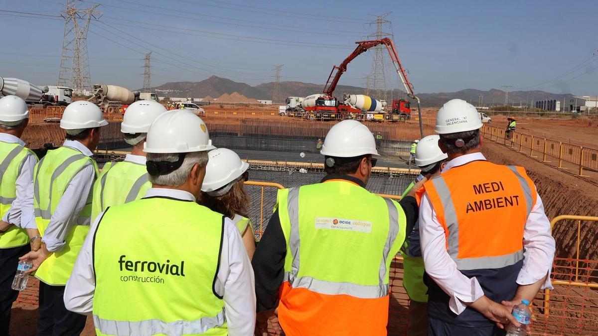 Las autoridades y responsables de la obra, durante la visita.