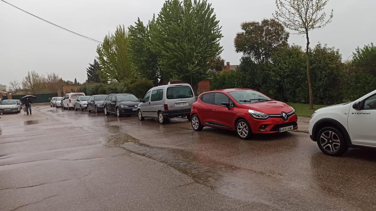 Hilera de coches en Corrales del Vino con motivo de la vacunación de octogenarios.