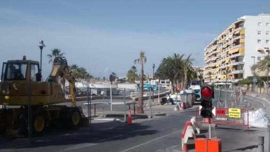 Tres semáforos regularán el acceso al puerto durante las obras de alcantarillado