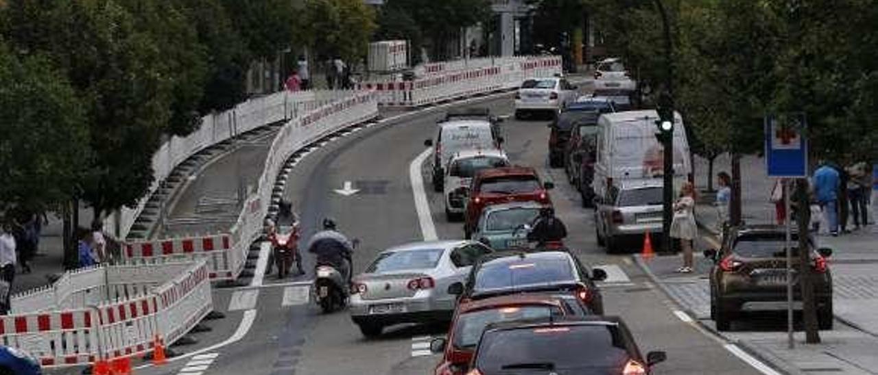 Pizarro pierde un carril de circulación por el carril bici. // Ricardo Grobas