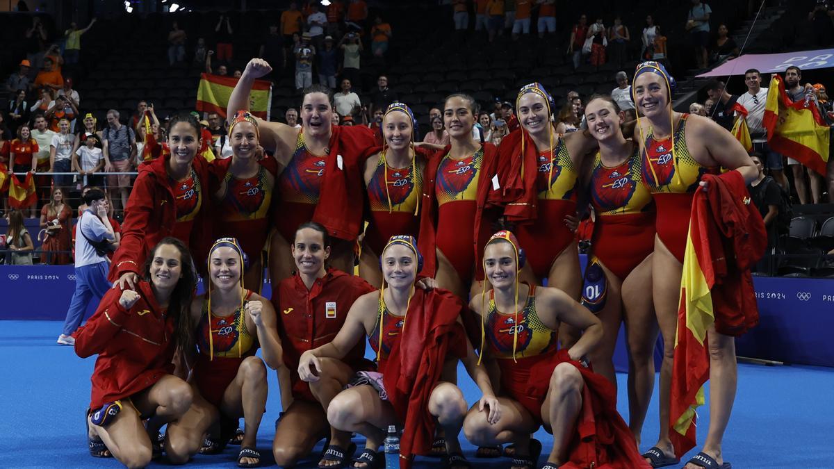 Las waterpolistas españolas celebran la victoria ante Países Bajos en la semifinal femenina de Waterpolo, parte de los Juegos Olímpicos de París 2024 este jueves en Nanterre. EFE/ Juanjo Martín