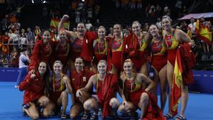 Las waterpolistas españolas celebran la victoria ante Países Bajos en la semifinal femenina de Waterpolo, parte de los Juegos Olímpicos de París 2024 este jueves en Nanterre. EFE/ Juanjo Martín